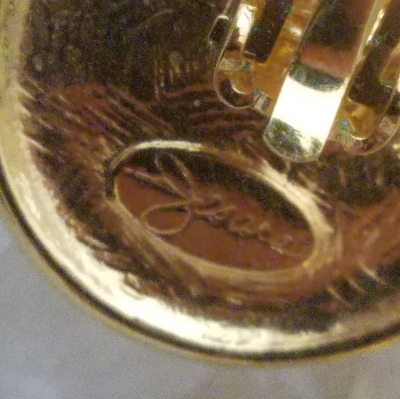 Vintage Jesara Gold Tone Intaglio Lion Head Clip On Earrings - Picture 7 of 8